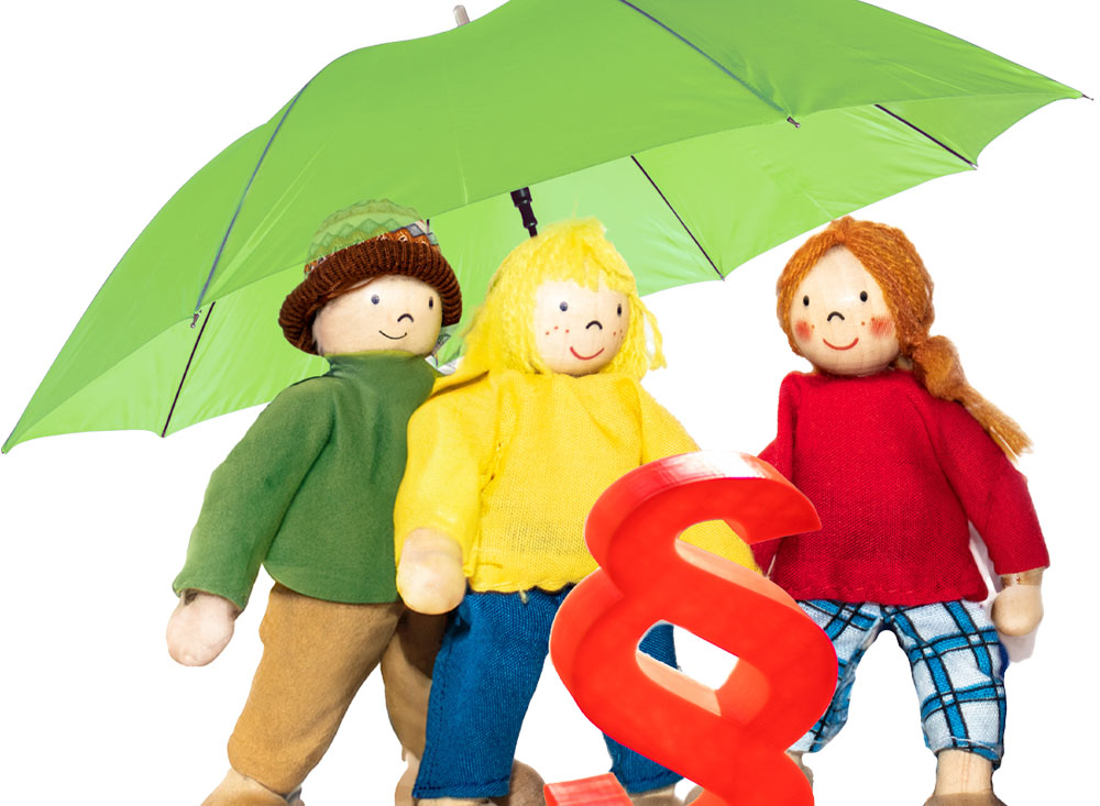 Innenansichten Koeln, Bild Schutzkonzept, 3 kleine Kinderpüppchen unter einem Schutzschirm mit einem Paragraphen Zeichen vor den Kindern. 
