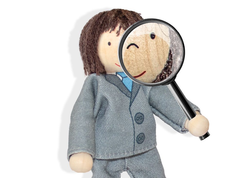 Innenansichten Koeln, Bild Quälizätssicherung, Püppchen mit Lupe vor dem Gesicht dass genauer sehen kann 